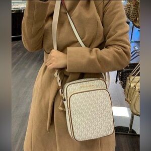 Michael Kors Jet Set Travel Medium Crossbody Flight Bag Vanilla